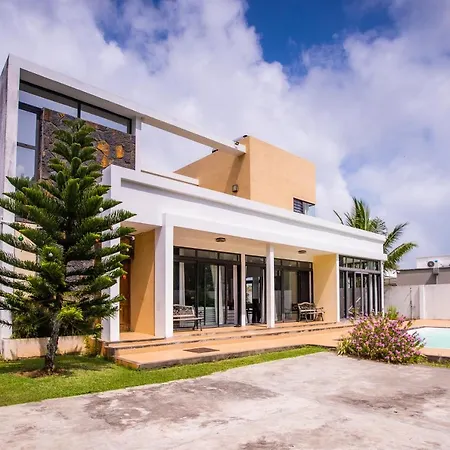 Villa Fitz: Sunlit Beach Getaway W/ Pool + Wifi Belle Mare Exterior photo