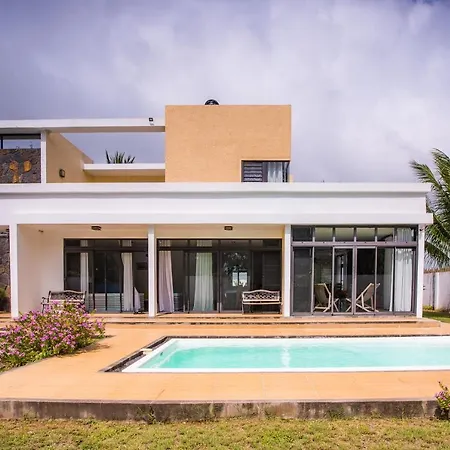 Villa Fitz: Sunlit Beach Getaway W/ Pool + Wifi Belle Mare Exterior photo