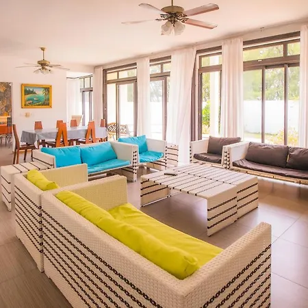 Villa Fitz: Sunlit Beach Getaway W/ Pool + Wifi Belle Mare Exterior photo